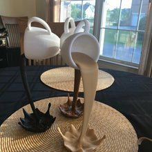 Cargar imagen en el visor de la galería, Taza de café flotante taza escultura decoración de la cocina vertiendo derramar
